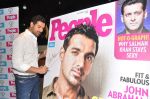John Abraham launches special issue of People magazine in F Bar, Mumbai on 28th Nov 2012 (16).JPG